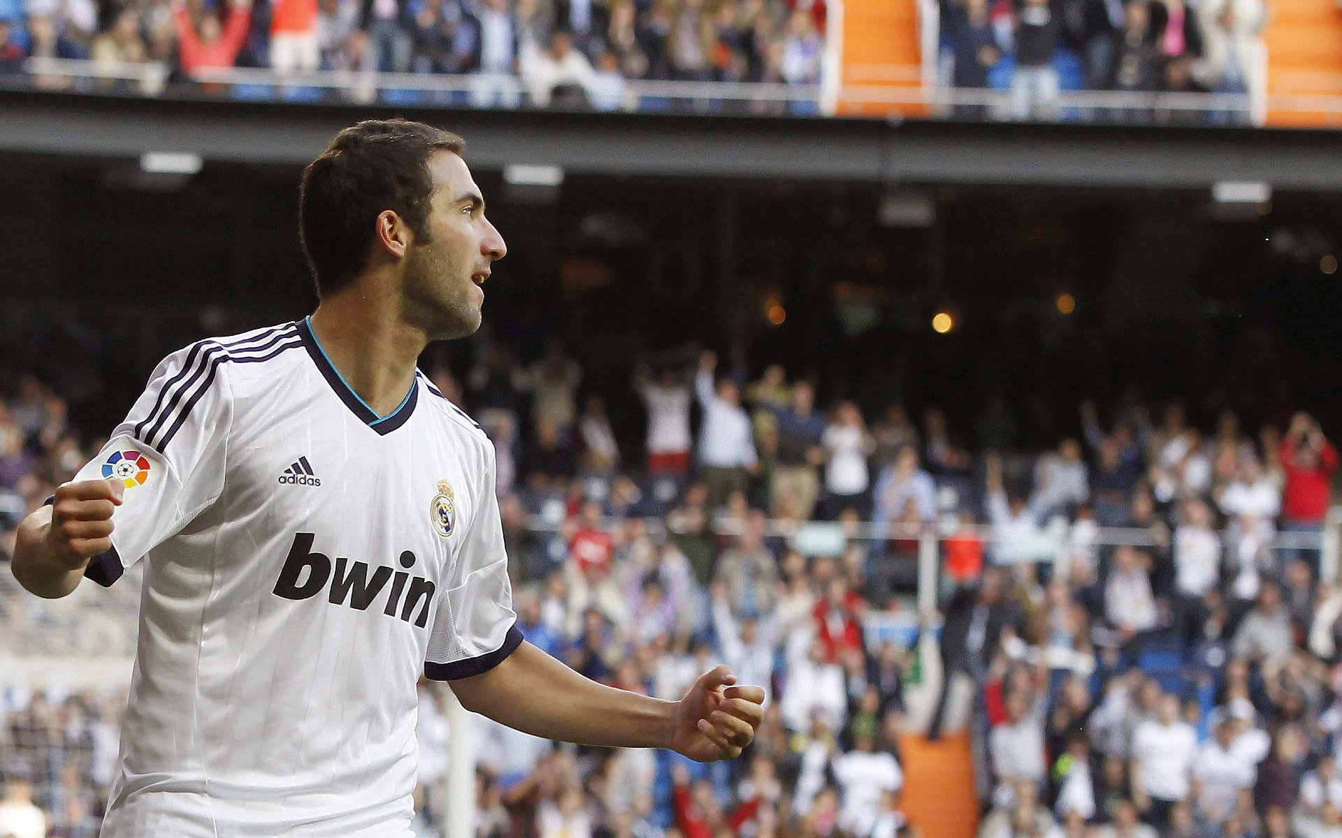 激烈对抗！球员们将为胜利全力以赴，这场球赛的胜败关键是队员们的齐心协力