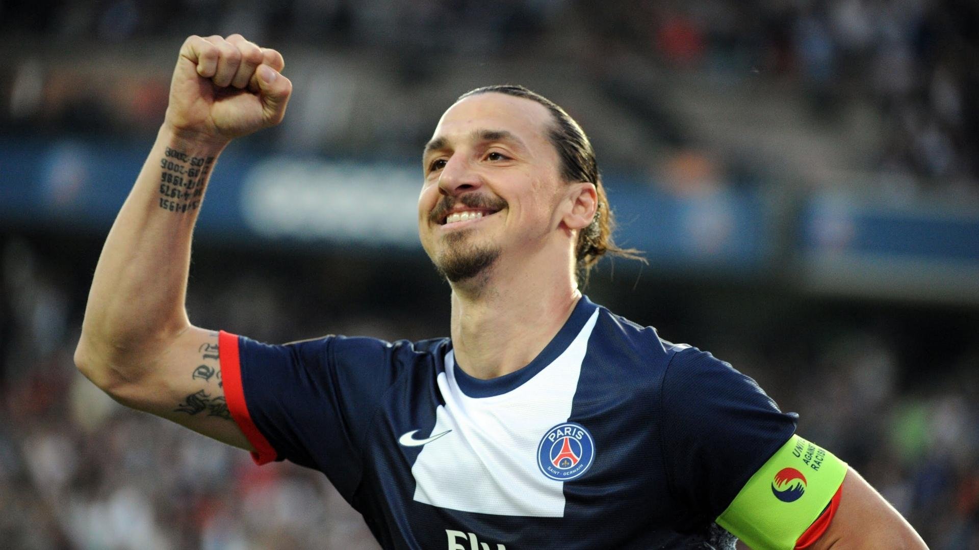 激烈对抗！球员们将为胜利全力以赴，这场球赛的胜败关键是队员们的齐心协力